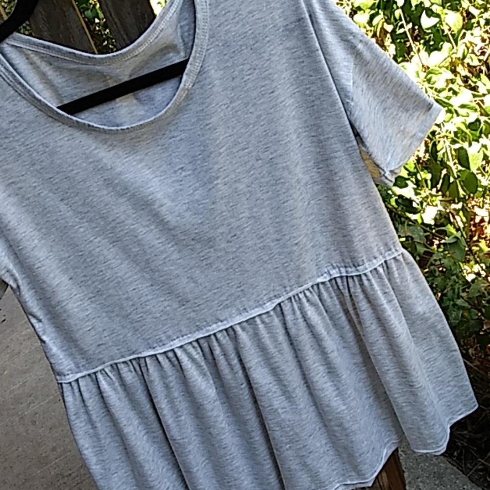 MEDIUM:WOMANS SHORT. GREY